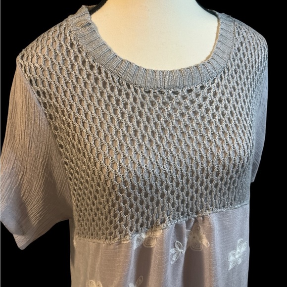 Simply Couture Silver Gray Short Sleeve Blouse with White Floral Embroidery - Picture 2 of 10